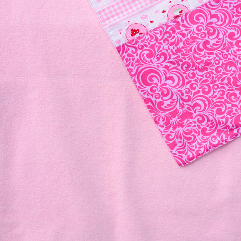 Babydecke Motiv Ornamente Farbe rosarot Rückseite Babydecke Motiv Ornamente Farbe rosarot Rückseite